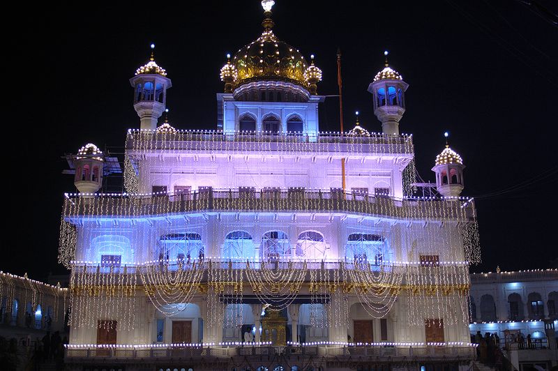 File:Akal Takht illuminated, in Harmandir Sahib complex, Amritsar.jpg
